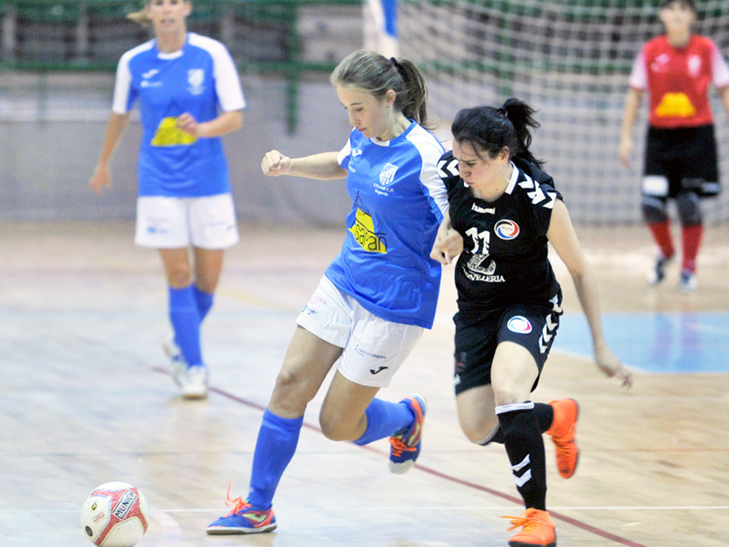 María Álvarez, del Unami, conduce un balón ante la presión del Rivas. / KAMARERO