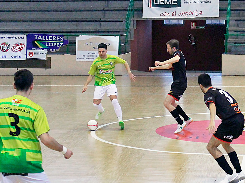 Los jugadores del Mariano Rico inician la acción ofensiva ante un rival refugiado en media cancha./ JAVIER PASCUAL