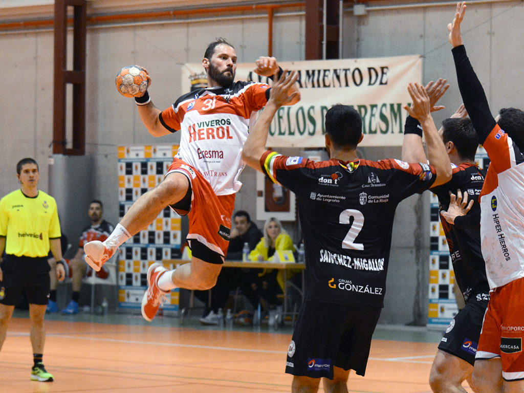 Una noticia buena y una mala 1 Adrián Rosales se eleva sobre la defensa del Ciudad de Logroño en un momento de la primera parte del choque./ AMADOR MARUGÁN