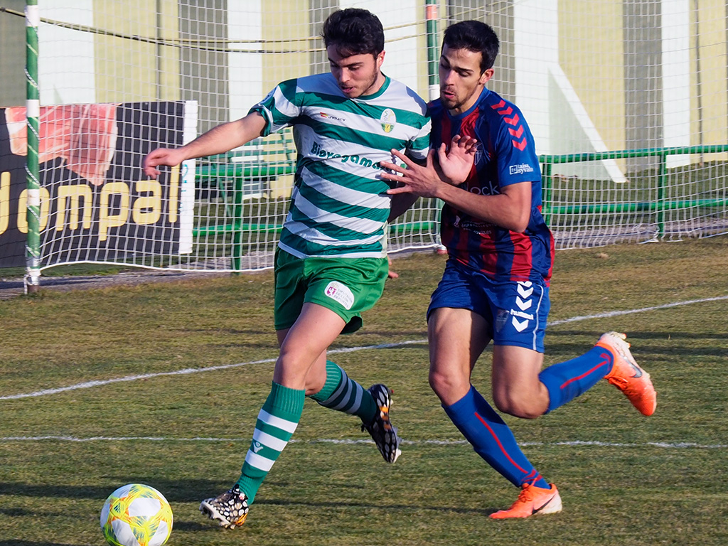El delantero de la Gimnástica Segoviana Diego Gómez, baja hoy, pelea un balón en banda. /KAMARERO