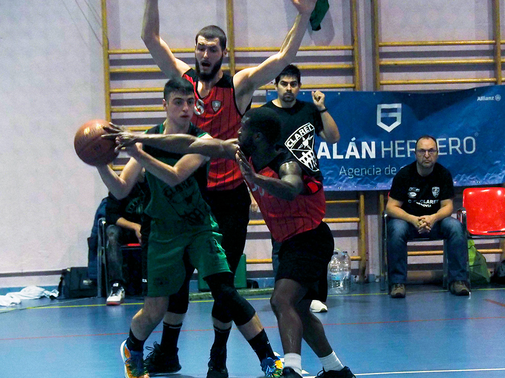 El jugador del CD Claret Miguel Pérez trata de salir de la presión de los contrincantes del Venta de Baños, durante el partido disputado en el Teodosio. / KAMARERO