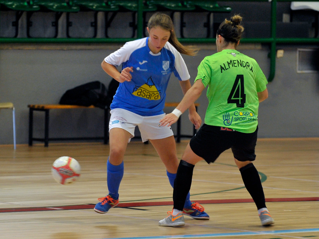 La jugadora del Unami María Álvarez se va de una rival del Inter Sala. / KAMARERO