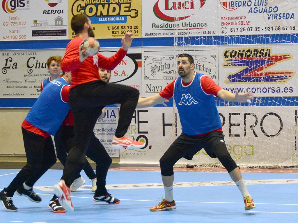 Adrián Rosales se eleva sobre Álvaro Rodrigues en un entrenamiento del Viveros Herol./ AMADOR MARUGÁN