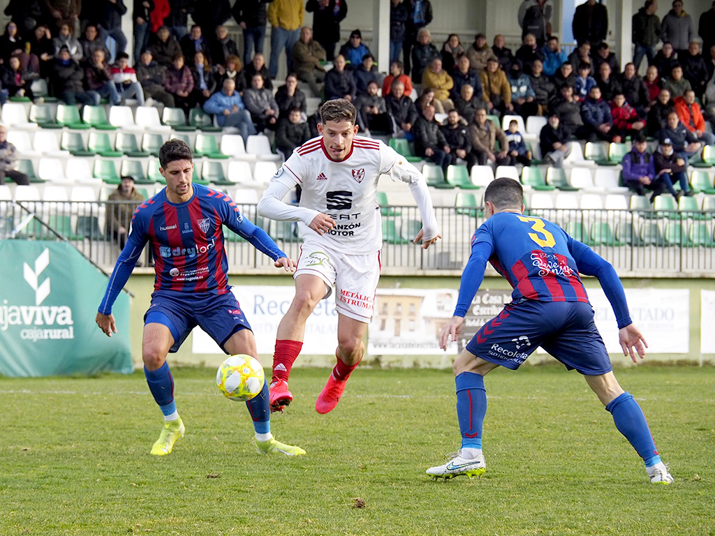 Rubén y Astray buscan evitar que el jugador del Bupolsa consiga enviar el balón a un compañero en una acción de la primera parte del partido./ NEREA LLORENTE