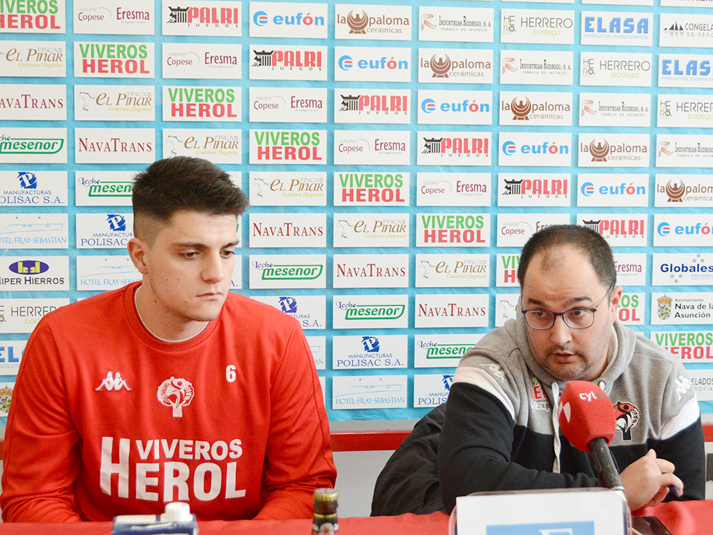El jugador del Balonmano Nava Eduardo Fernández y el entrenador Daniel Gordo, en rueda de prensa. / A.MARUGÁN