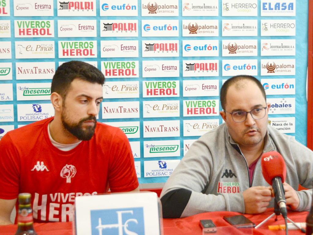 El jugador del Nava Agustín Casado y el entrenador Daniel Gordo. / A. MARUGÁN