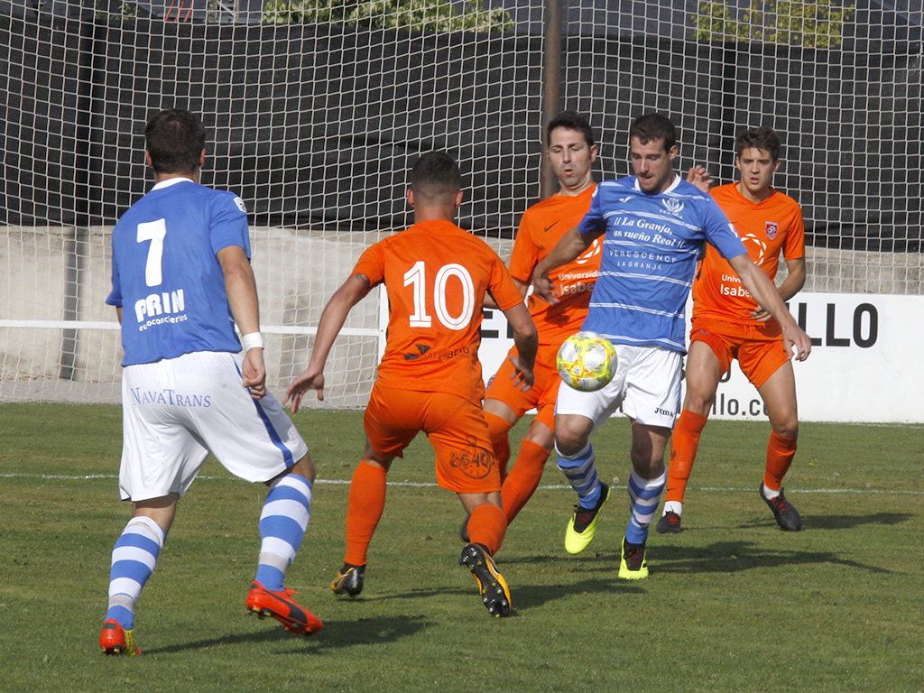 El jugador granjeño Gabi controla el balón ante la presión de dos jugadores del Burgos Promesas. / NEREA LLORENTE