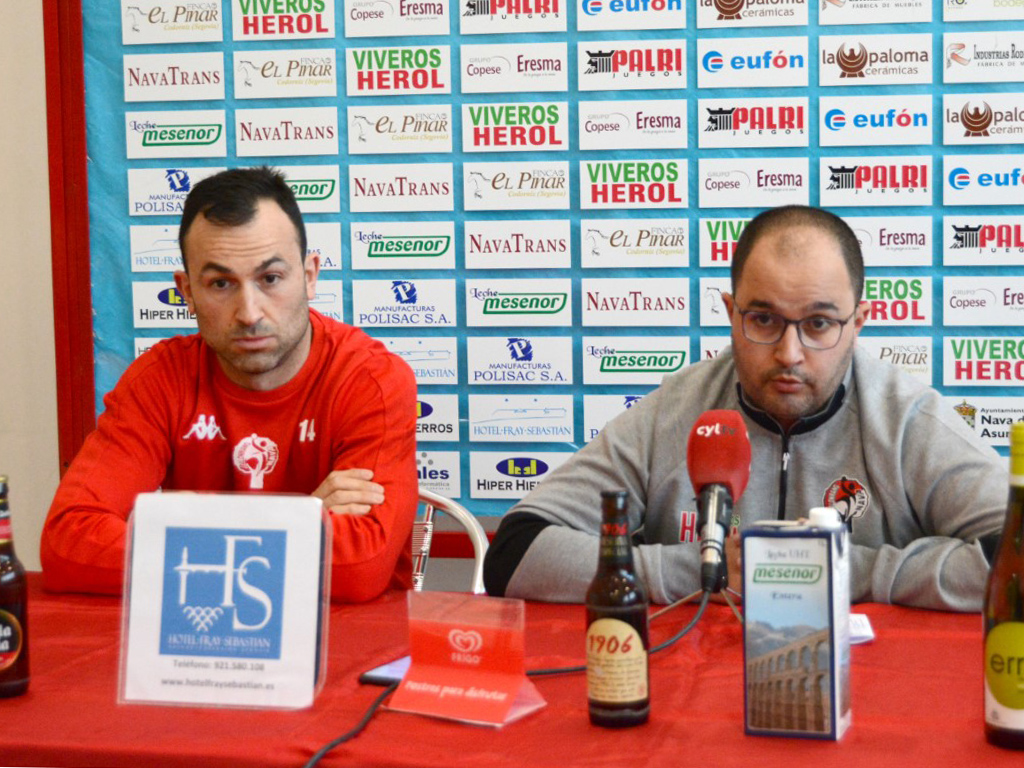El capitán del BM Nava, Carlos Villagrán, y el técnico Dani Gordo. / A. MARUGÁN