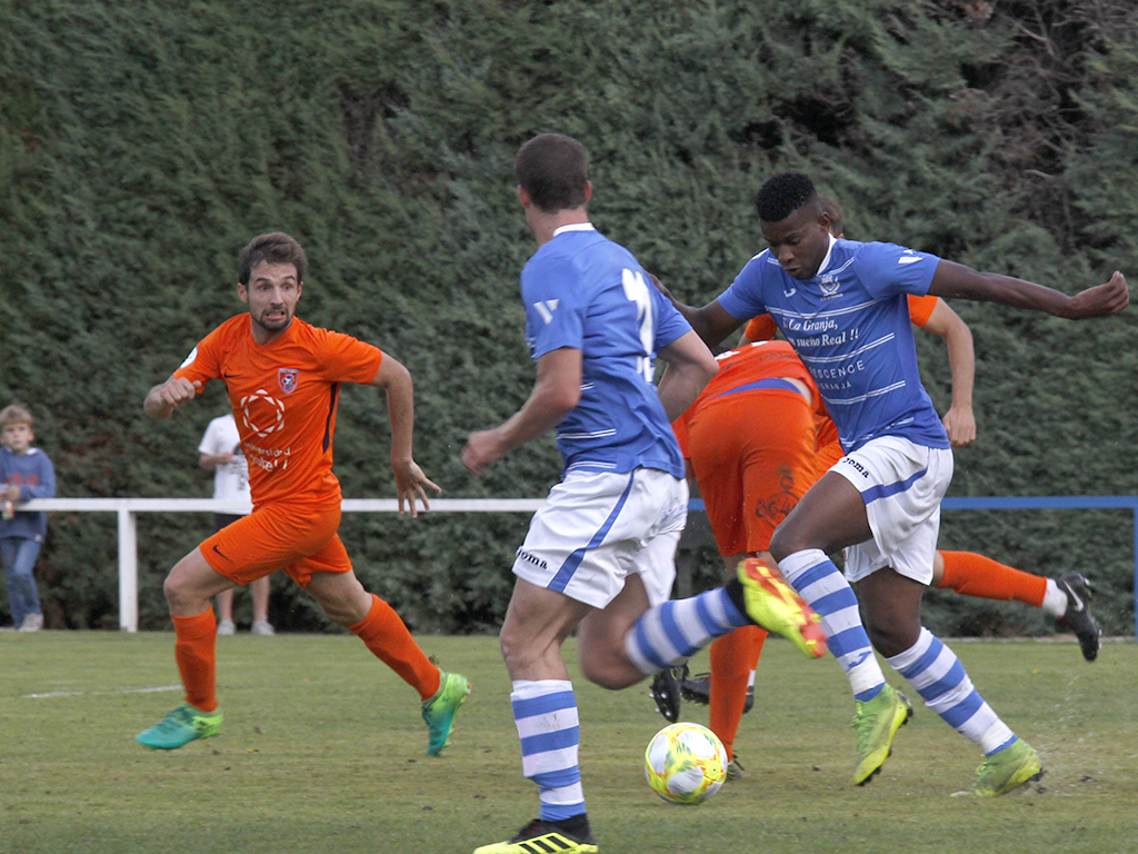 El delantero del CD La Granja Jonan, baja por lesión, se va de los rivales del Burgos Promesas. / NEREA LLORENTE