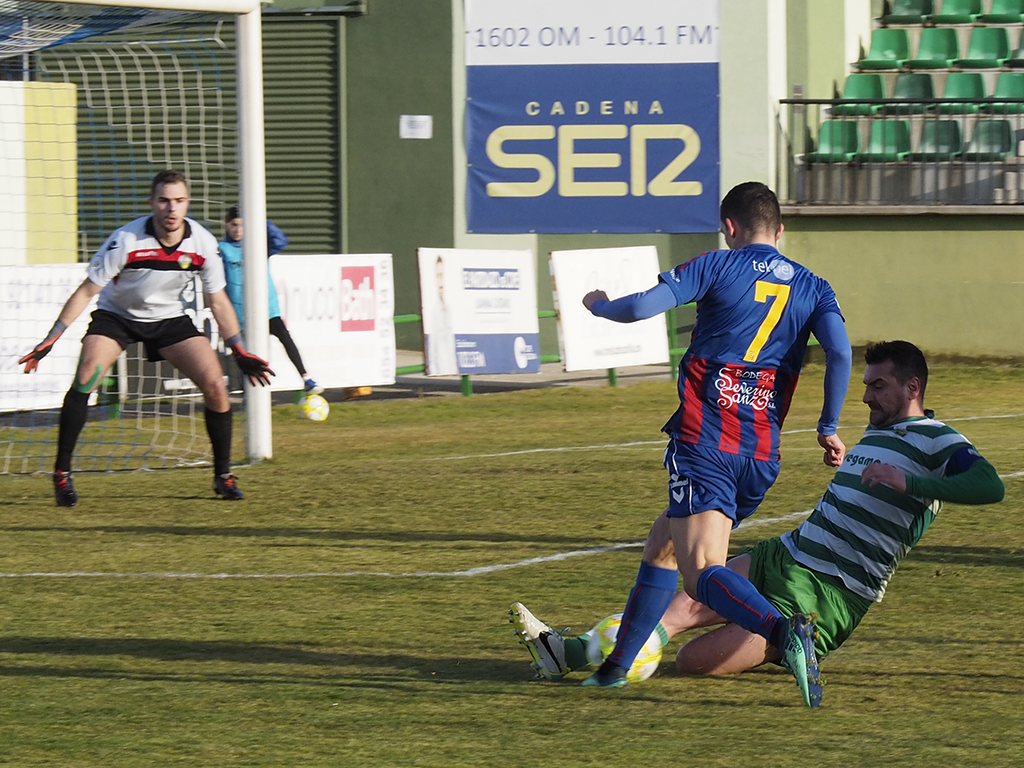 Ivi trata de enviar el balón a un compañero durante el partido ante La Virgen del Camino./ NEREA LLORENTE