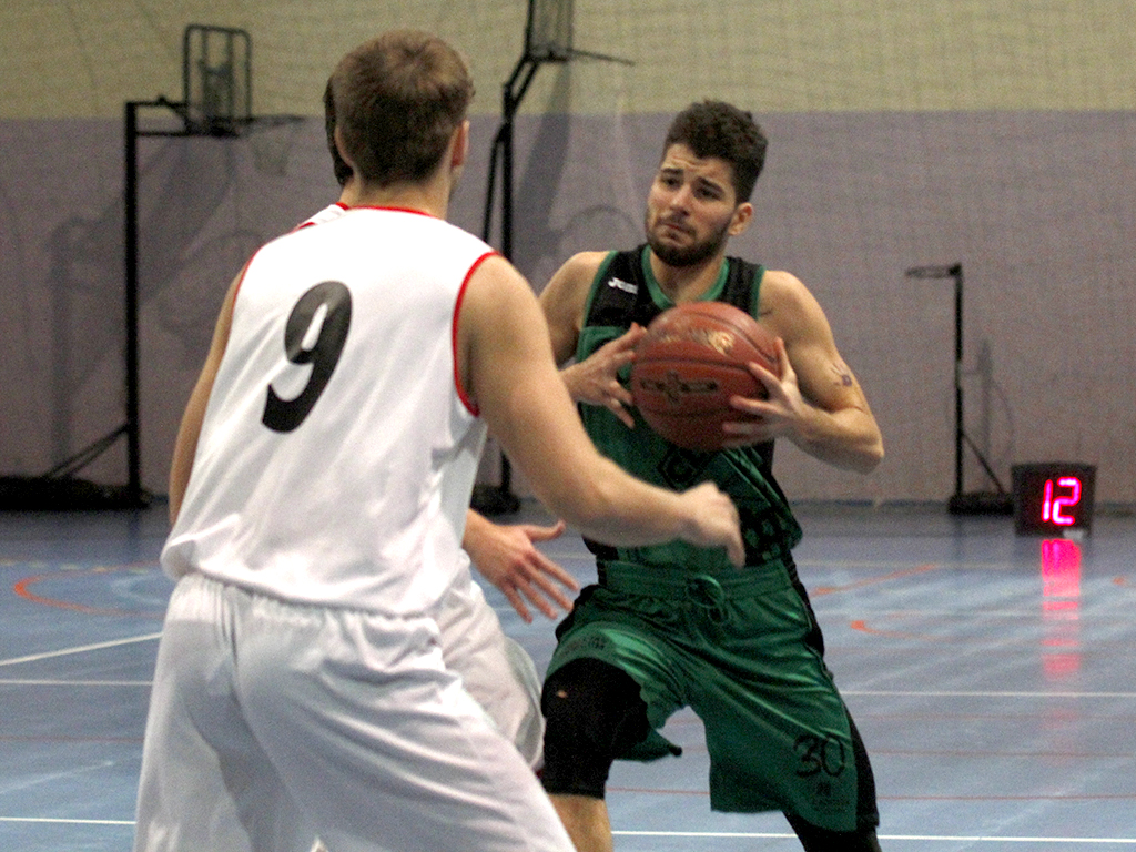 El jugador del CD Claret Kevin Cano divisa un jugada. / NEREA LLORENTE