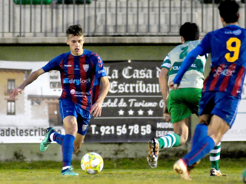 Sergio Arévalo, con el primer equipo de la Segoviana. / JUAN MARTÍN - LA GIMNÁSTICA