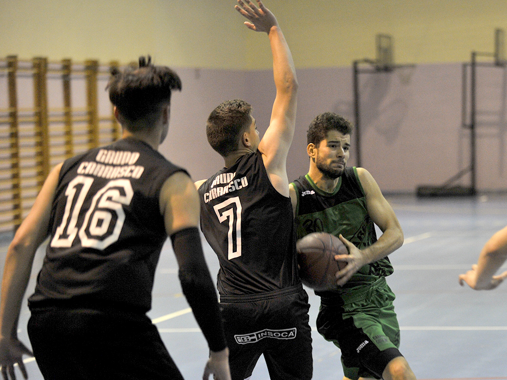 Un jugador del CD Claret se dispone a entrar a canasta. / KAMARERO