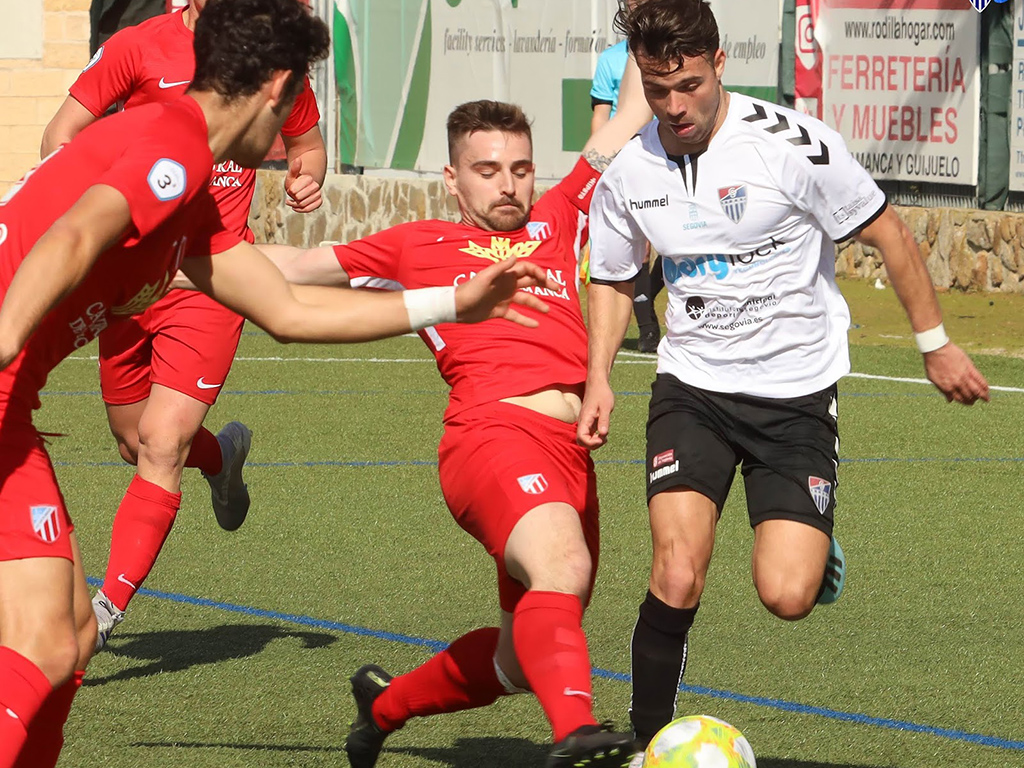 Iván Sales recibe la entrada de un contrario en su intento de progresar en la acción ofensiva. / DAVID RISUEÑO