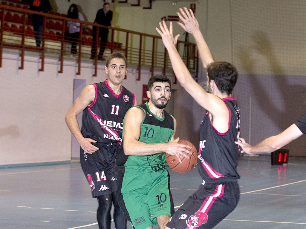 El jugador del CD Claret Joel Yagüe intenta salir de la presión del CBC Valladolid./ NEREA LLORENTE