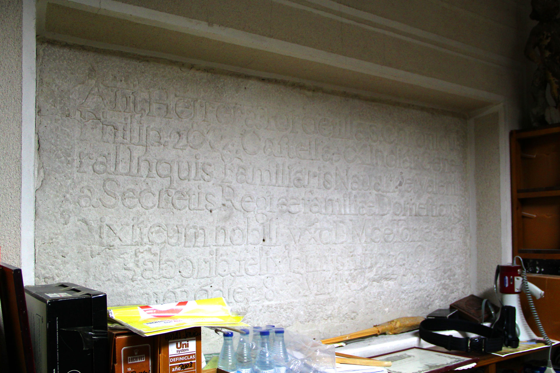 Lápida de Antonio de Herrera, dentro de las dependencias municipales de Policía Local.