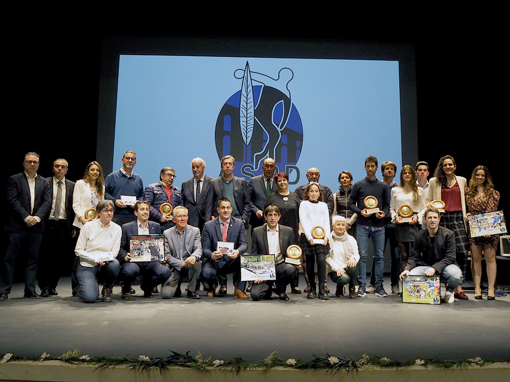 Foto de familia de los premiados en la Gala del Deporte. / NEREA LLORENTE
