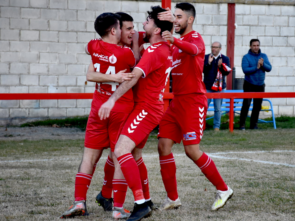 El Turégano sacude a otro equipo con altas aspiraciones 3 Los jugadores del Turégano CF Dani, Carlos, Choflas y Juli celebran un gol. / A.M.