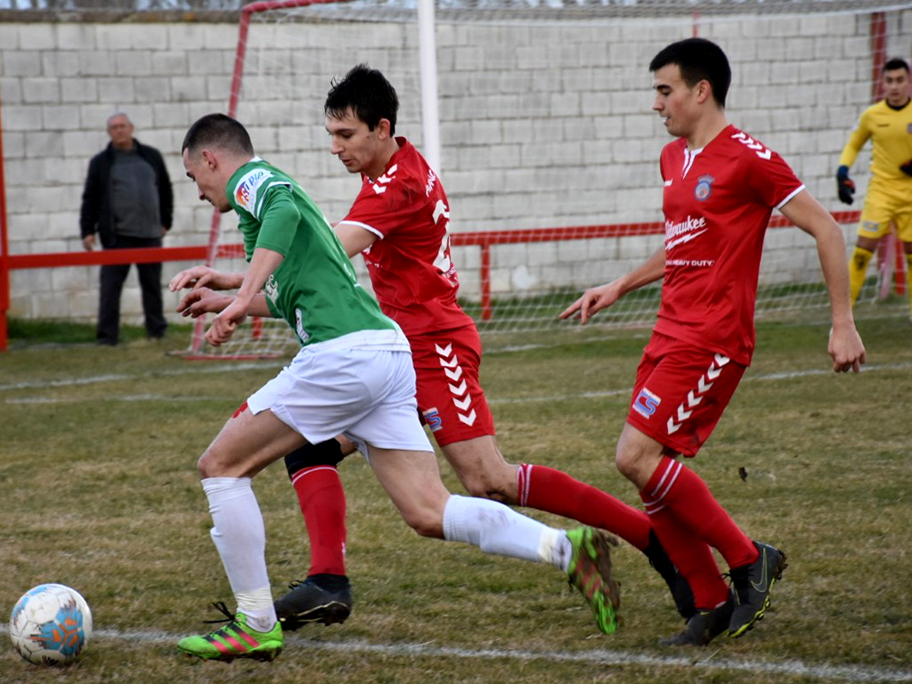 El Turégano sacude a otro equipo con altas aspiraciones 2 Morata y Carlos tratan de parar a un rival del CD San José. / A.M.