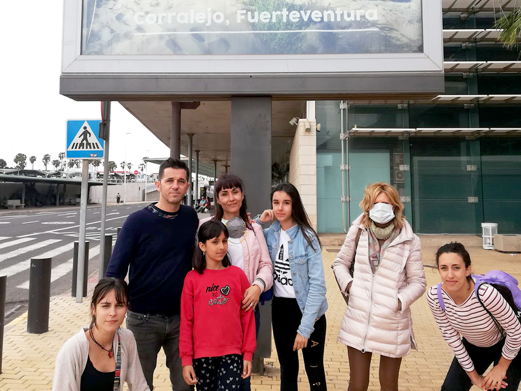 La familia segoviana "atrapada" en Fuerteventura, junto al aeropuerto de la isla. / El Adelantado