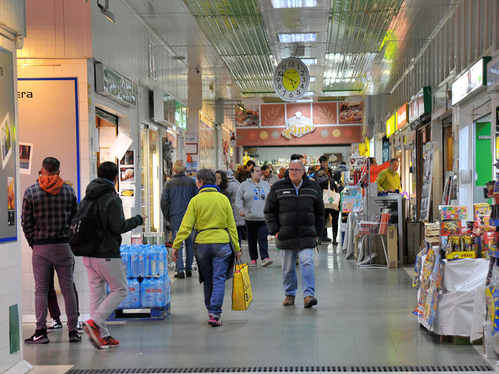 Todo el personal municipal queda a disposición de cualquier necesidad 1 Decenas de personas compran en el Mercado de La Albuera. / Kamarero