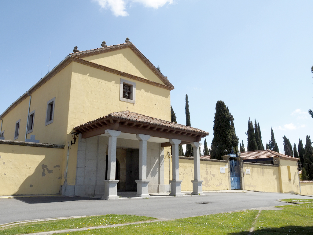 Capilla y una de las entradas al cementerio de Segovia, cerrado salvo para entierros. / Nerea Llorente