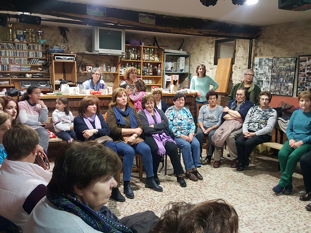 Un momento de la tertulia literaria que se celebró el el Teleclub de El Olmillo.