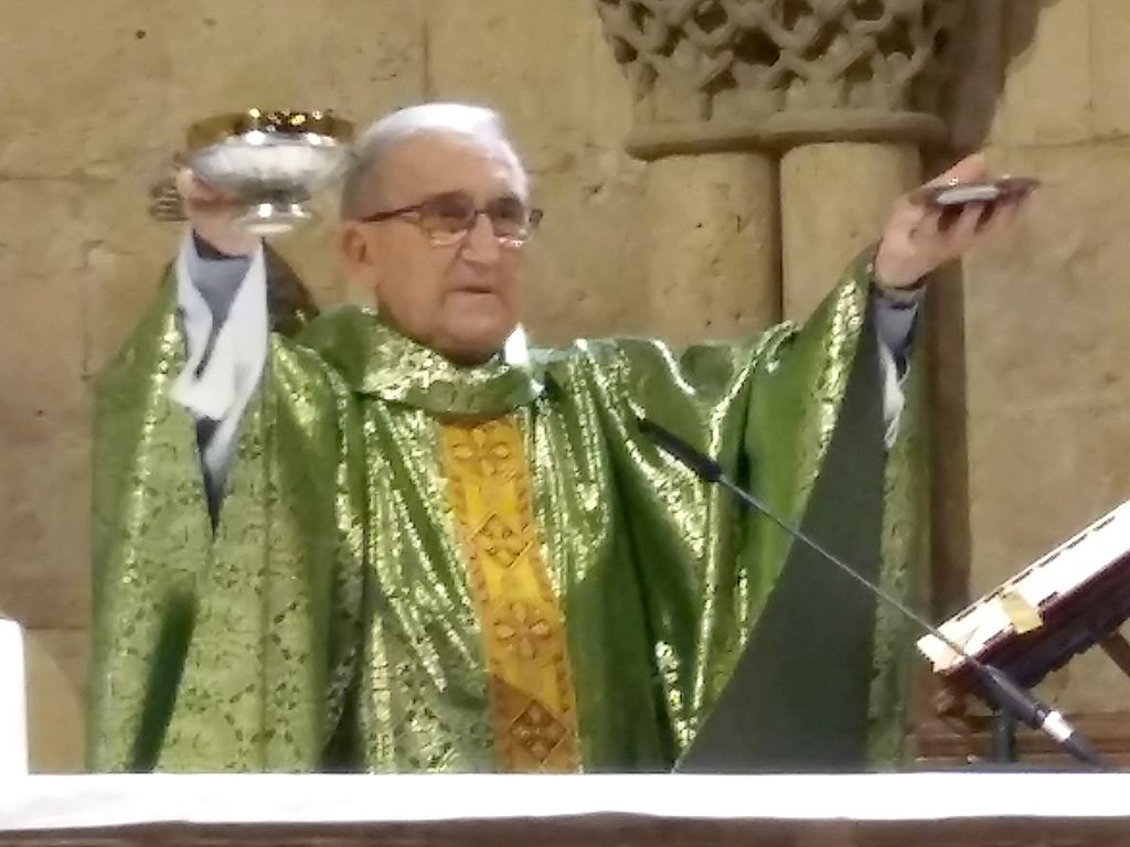 El padre Andrés de la Calle celebra una eucaristía. / El Adelantado