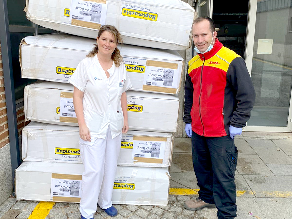 Palet con almohadas enviadas al Hospital de Segovia./E.A.