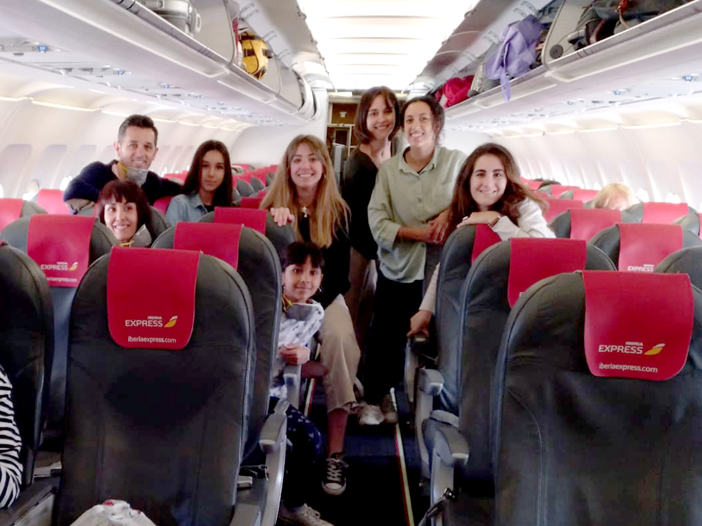 La familia segoviana y algunos compañeros de viaje, durante el vuelo de regreso a la península. / El Adelantado