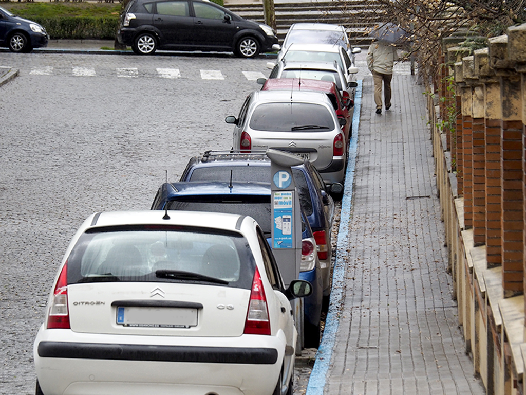 Vehículos estacionados en la ‘zona azul’ este lunes. / Nerea Llorente