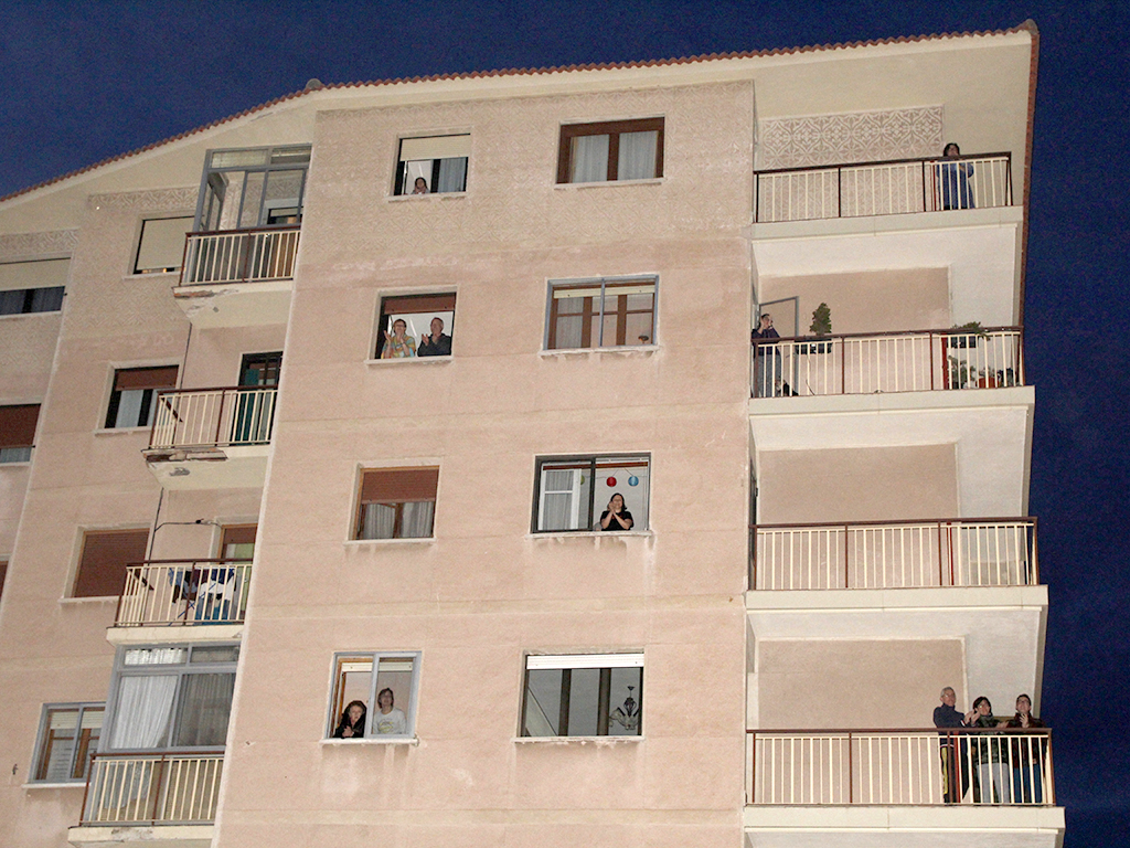 Un día más, ayer sábado muchos vecinos de Segovia salieron a sus ventanas y balcones a aplaudir. / Nerea LLorente
