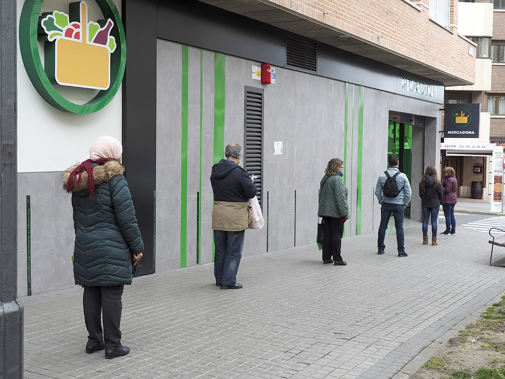 Varias personas, ayer lunes esperando para entrar en una de las tiendas de Mercadona en Segovia. / Nerea Llorente