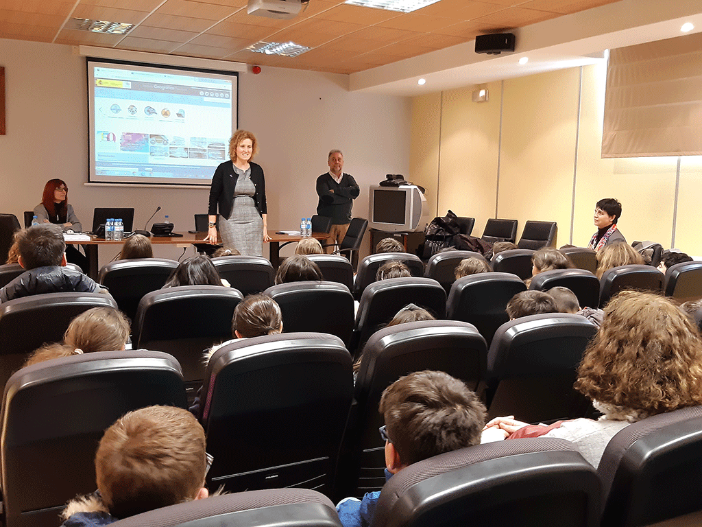 La subdelegada del Gobierno, Lirio Martín, charla con los escolares. / El Adelantado