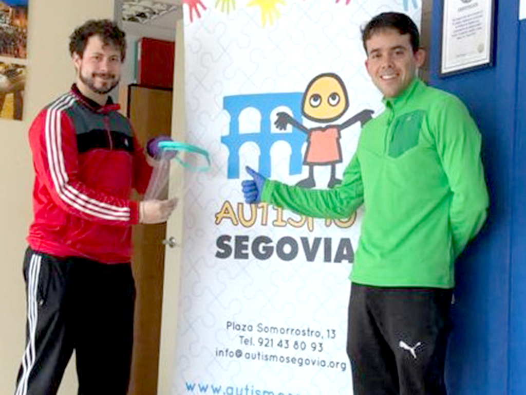 Dos colaboradores de la asociación posan con una de las primeras pantallas protectoras impresas. / El Adelantado