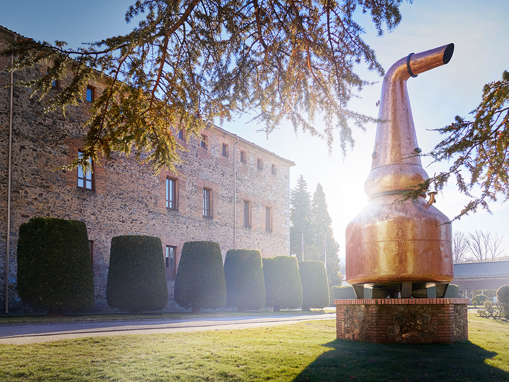 Imagen de las instalaciones de Destilerías DYC en Palazuelos de Eresma, donde se encuentra almacenado el alcohol.