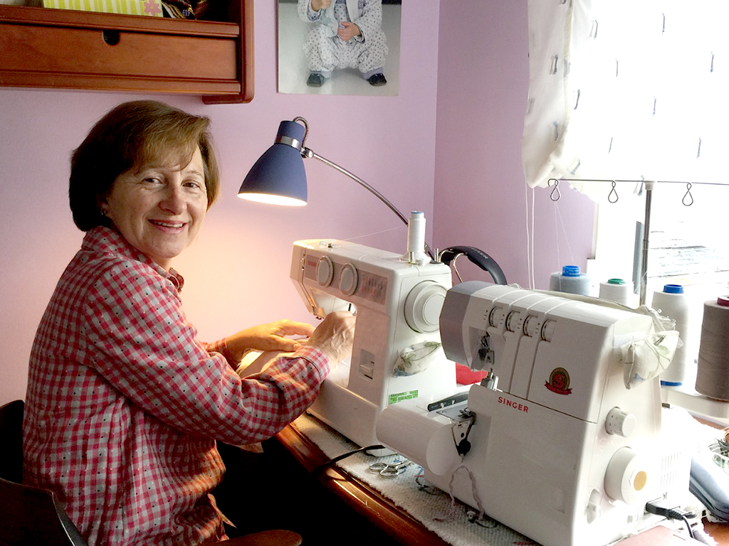 Marian, una de las voluntarias, cosiendo mascarillas./JOSÉ REDONDO