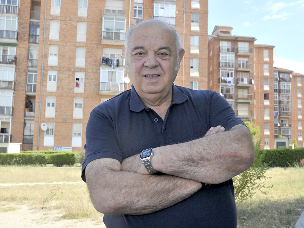 El presidente de la Asociación de Vecinos de La Albuera, José Luis Labrador, en una zona del barrio. / Kamarero