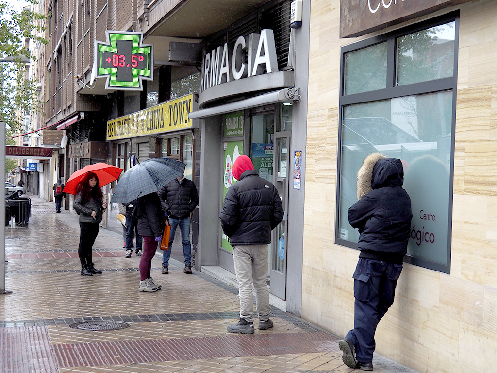 Varias personas esperaban para entrar en una farmacia de la capital segoviana. / Nerea Llorente