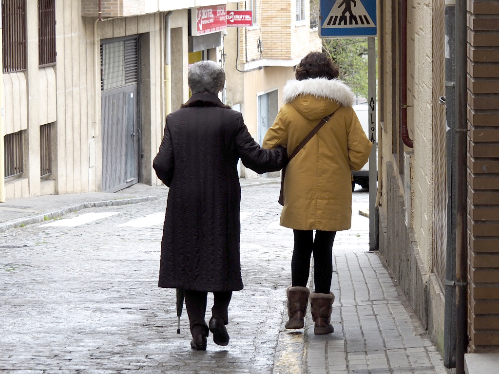 Las personas mayores son las más vulnerables, y necesitan la ayuda de la sociedad. /NEREA LLORENTE