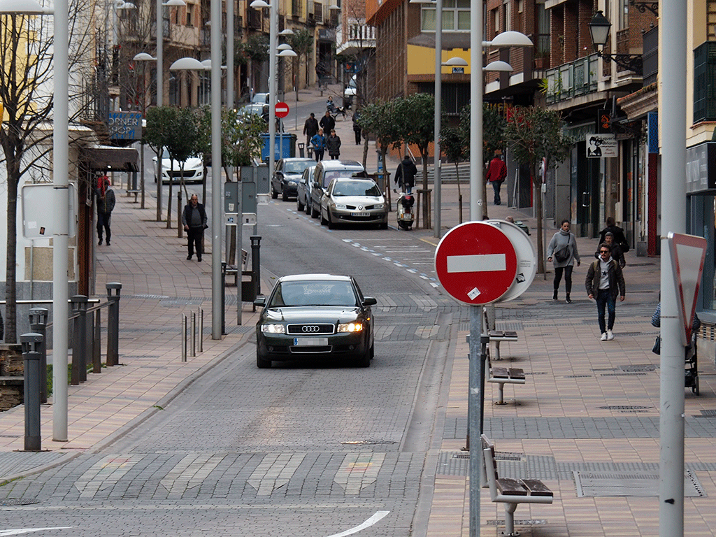 El tráfico de la calle José Zorrilla cambiará de sentido este miércoles 1 El Equipo de Señalización ya ha instalado las nuevas señales que regularán el tráfico desde este miércoles. / Kamarero