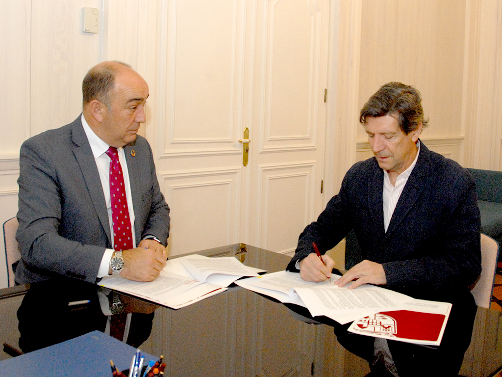 De Vicente y el director de San Quirce, durante la firma del convenio. / E. A.