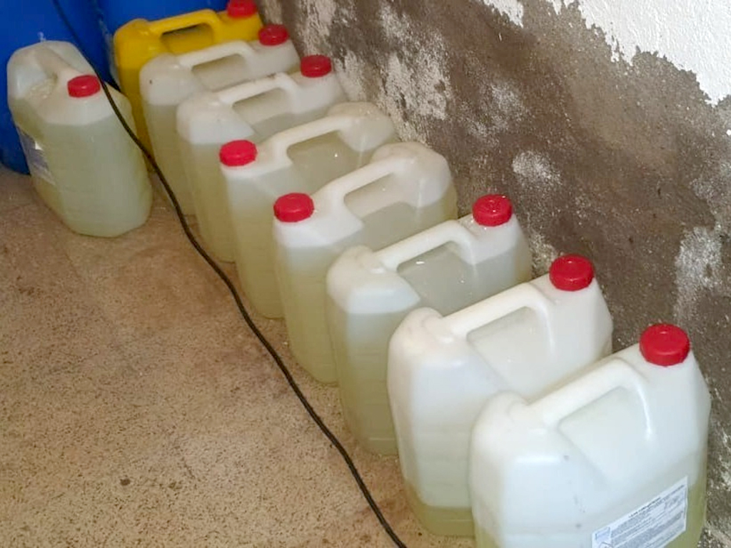 Imagen del líquido desinfectante con el que el Ayuntamiento limpiará las calles de la localidad. /E.A.