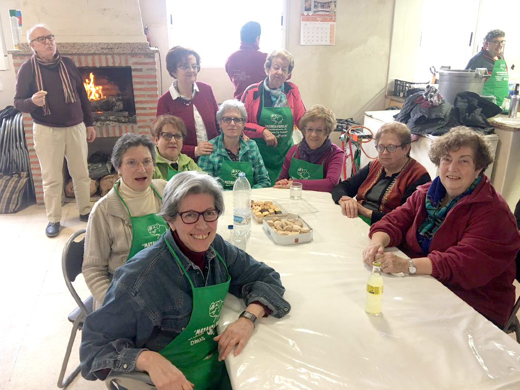 Un grupo de vecinas voluntarias, disfrutando de la fiesta. /E.A.