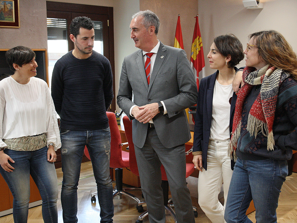 El delegado territorial, José Mazarías (centro), con la junta directiva de la AJE. / EL ADELANTADO