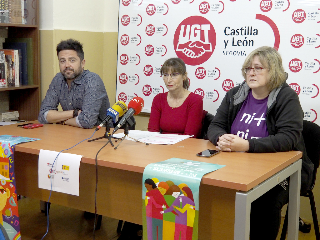 Yolanda Lucía, en el centro, durante la presentación del programa 'Somos Más' en UGT Segovia. / Nerea Llorente