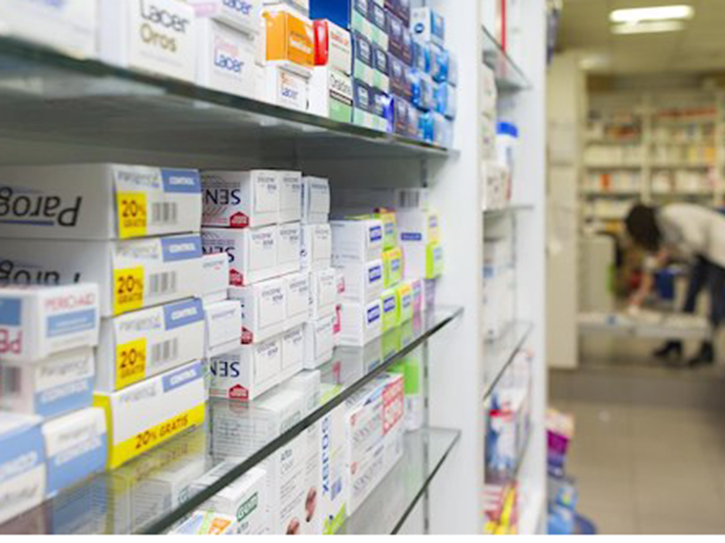 Estanterías de una farmacia, llenas de productos sanitarios. / Europa Press