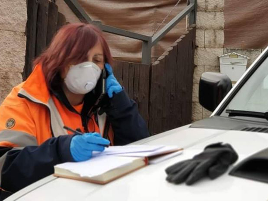 Una voluntaria de Protección Civil atiende una llamada. /E.A.