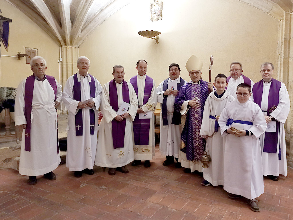 El obispo contó con la colaboración de varios sacerdotes.