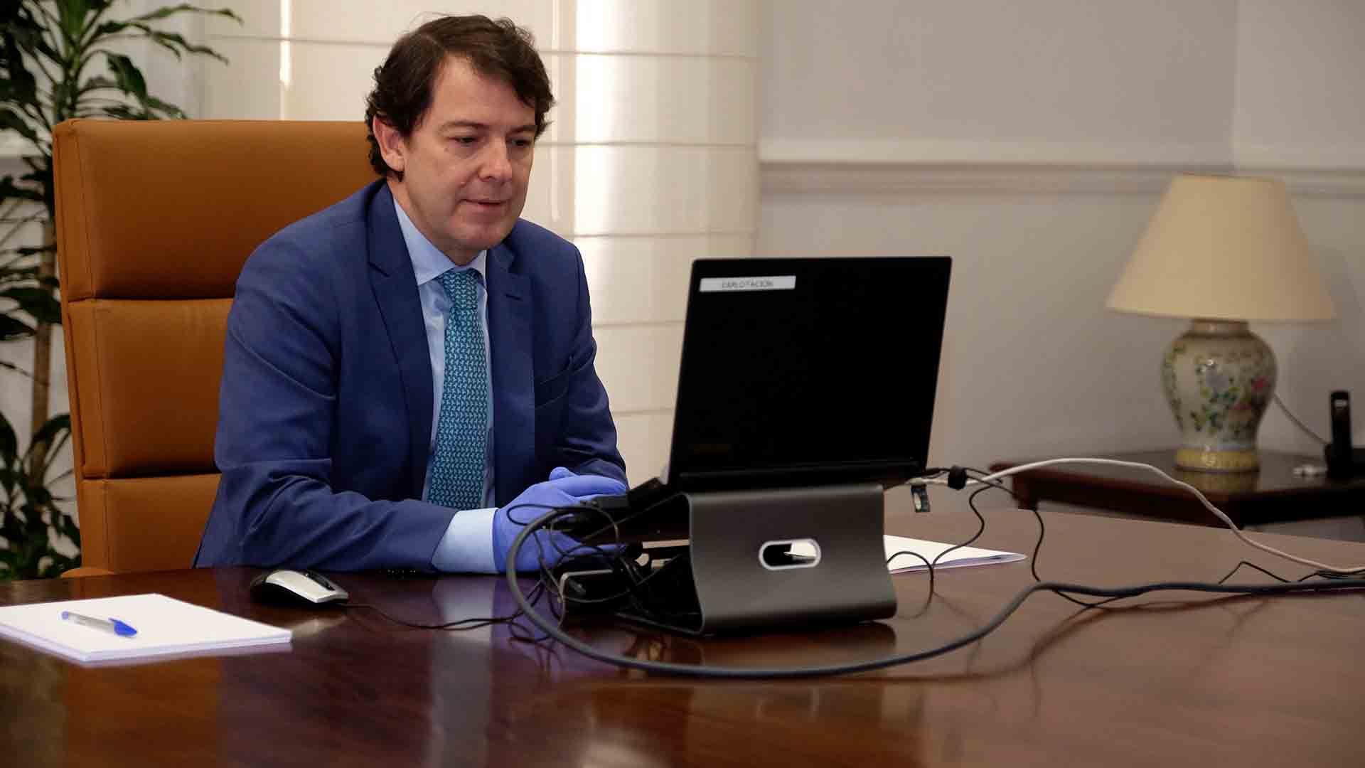 El presidente de la Junta, Alfonso Fernández Mañueco, durante una videoconferencia.
